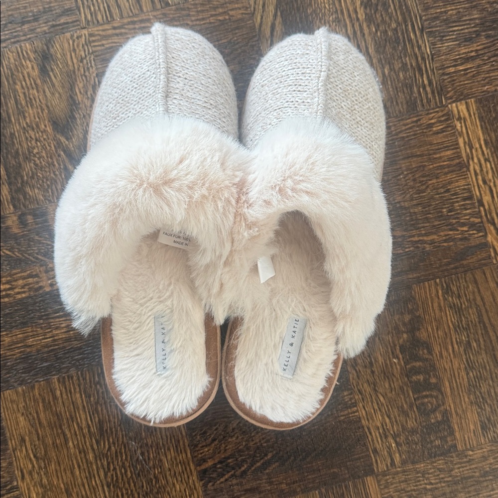 Kelly & Katie cream faux fur slippers size large 9-10